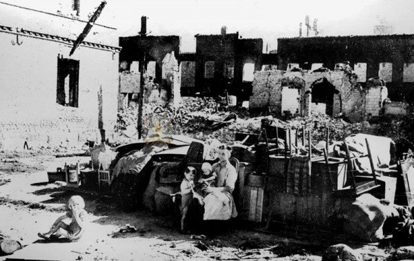 phoca_thumb_l_У разрушенного очага. Город Белосток, 1944 г.